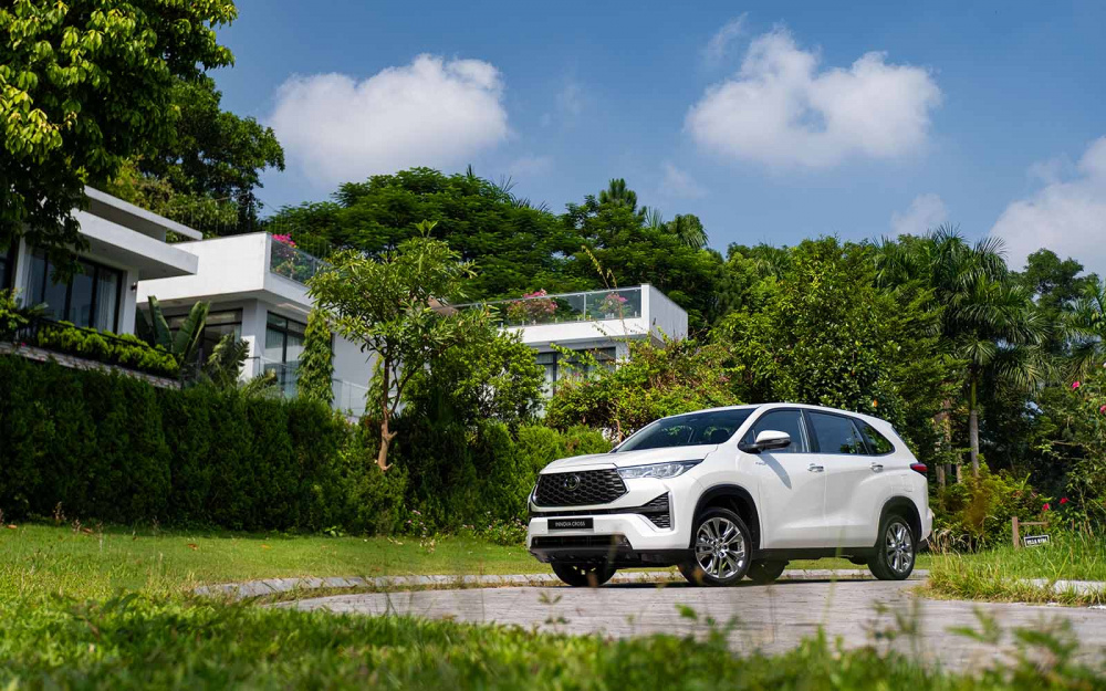 Toyota Innova Cross 2024 vừa ra mắt.