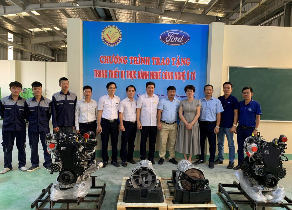 Ford Việt Nam đã tiến hành trao tặng nhiều bộ động cơ, hộp số cho trường Đại học