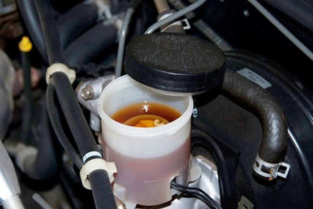 Nếu xe bị thiếu dầu phanh, áp lực ở bàn đạp phanh sẽ bị thấp, khiến bàn đạp phanh bị thấp