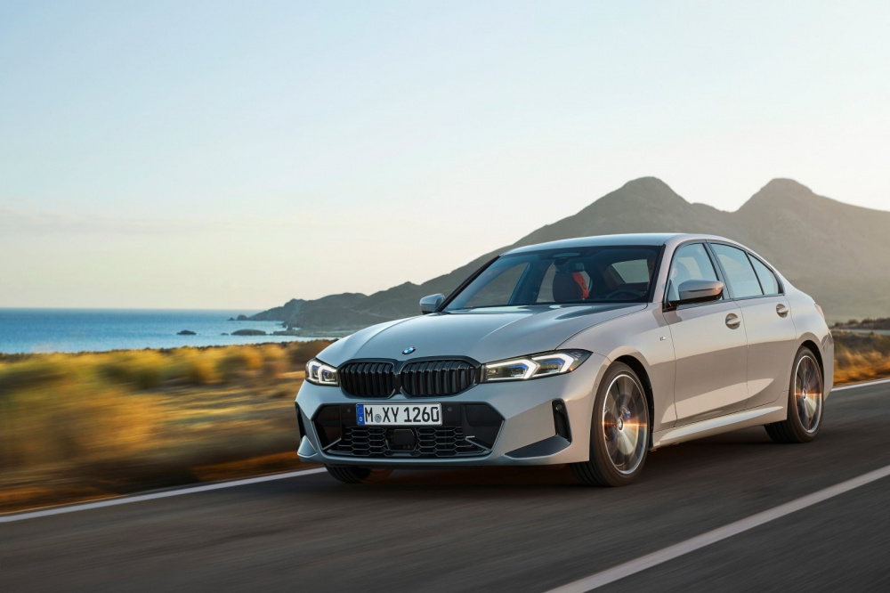 BMW 330i M Sport là mẫu xe đầu tiên được trang bị hệ thống ConnectedDrive mới tại Việt Nam