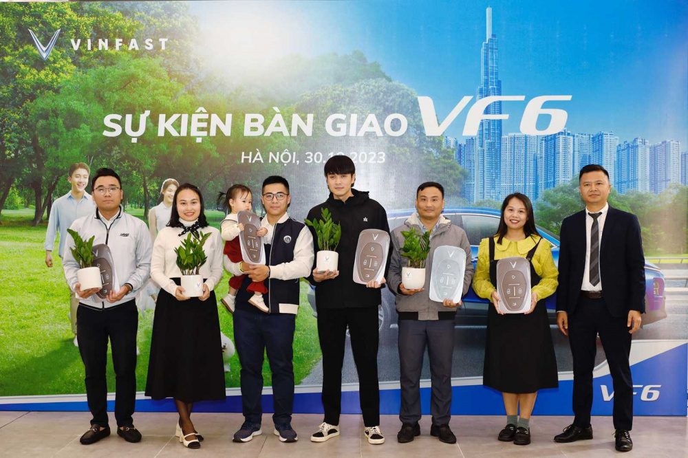 ại diện VinFast tặng quà cho những khách hàng đầu tiên nhận VF 6 tại Hà Nội