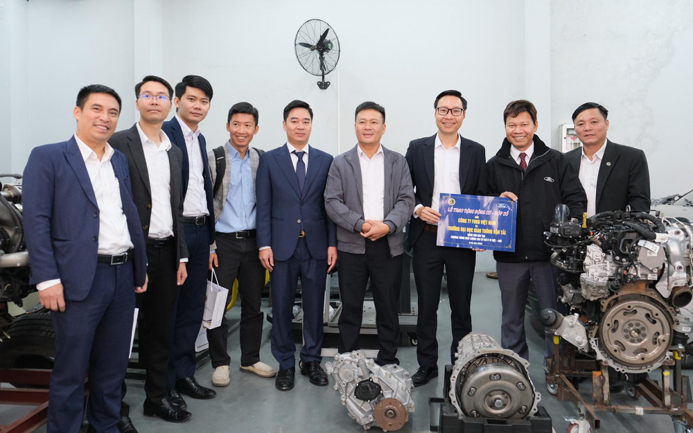 Ông Trương Kim Phong - Trao tặng động cơ và hộp số xe tại ĐH Giao Thông Vận Tả