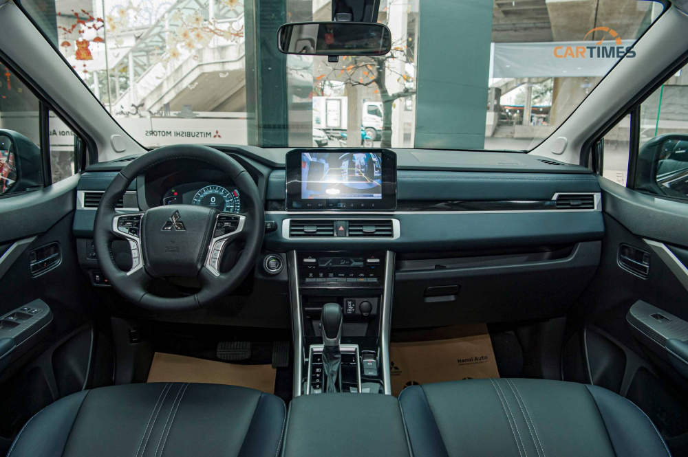 Hàng ghế trước của xe Mitsubishi Xpander Cross 2023