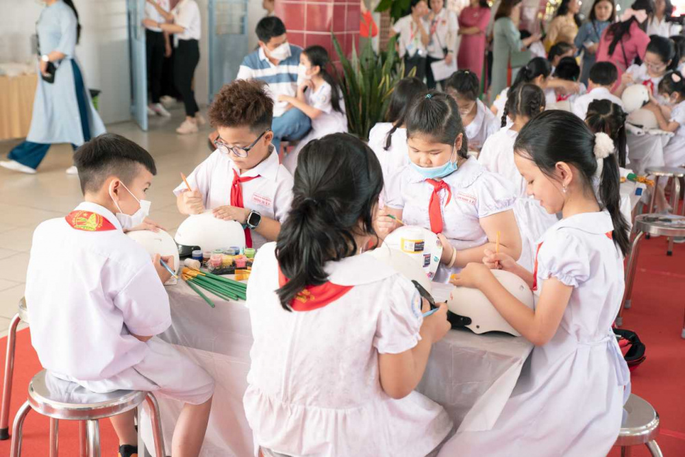 Các em học sinh trang trí mũ bảo hiểm