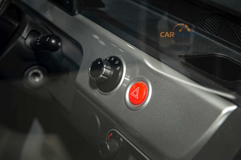 Khu vực cần số của xe Neta Mini Commercial EV