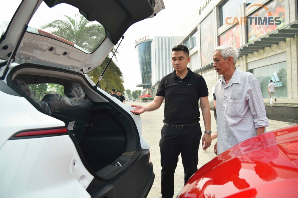 Những khách hàng đầu tiên trải nghiệm xe VinFast