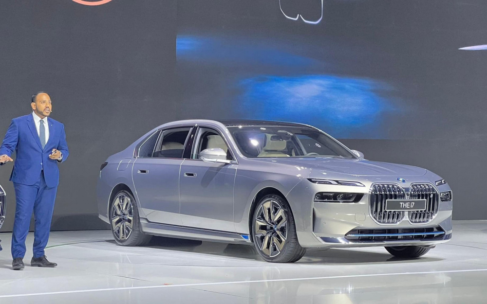 BMW i7