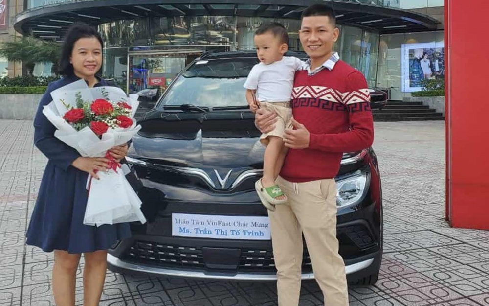 Gia đình anh Vinh trong ngày nhận xe VF e34