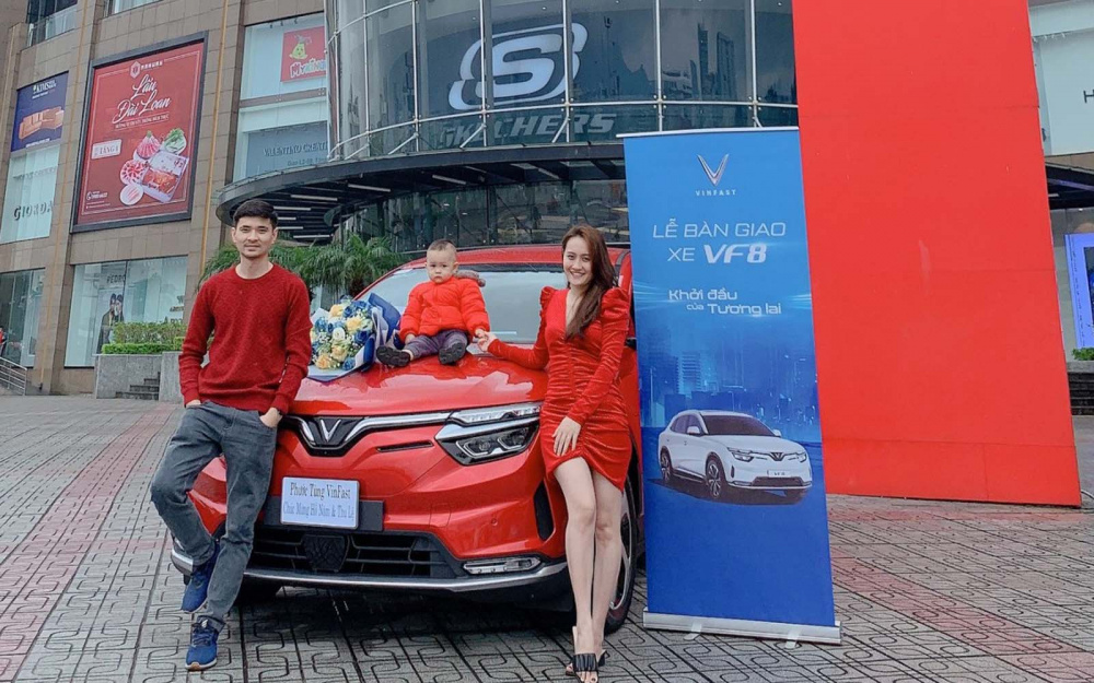 Gia đình anh Nam ngày nhận về “ngôi nhà thứ hai” VinFast VF 8