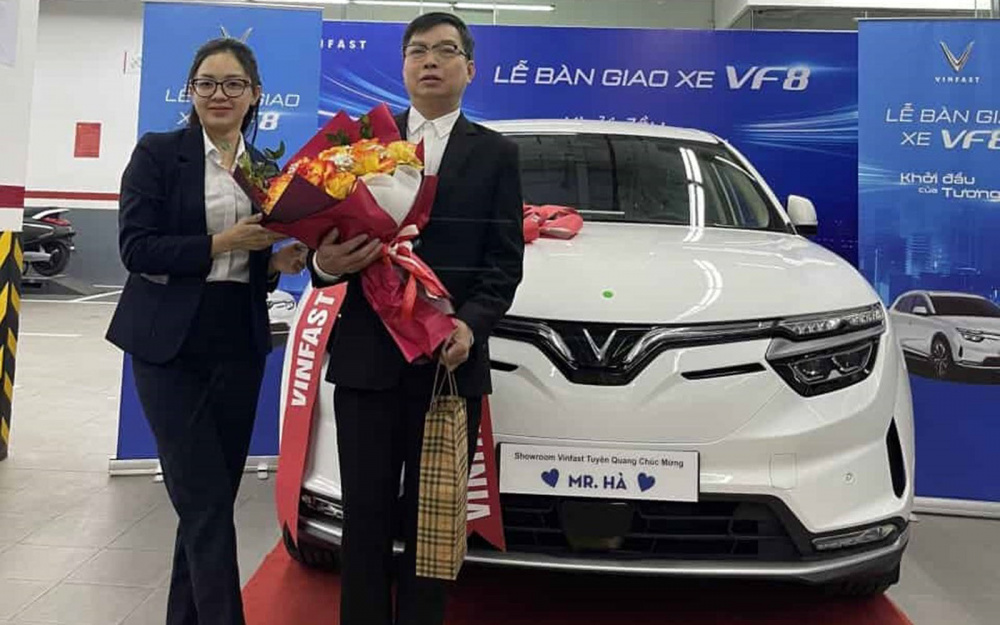 Anh Hà Mai Trung trong lễ nhận xe VinFast VF 8