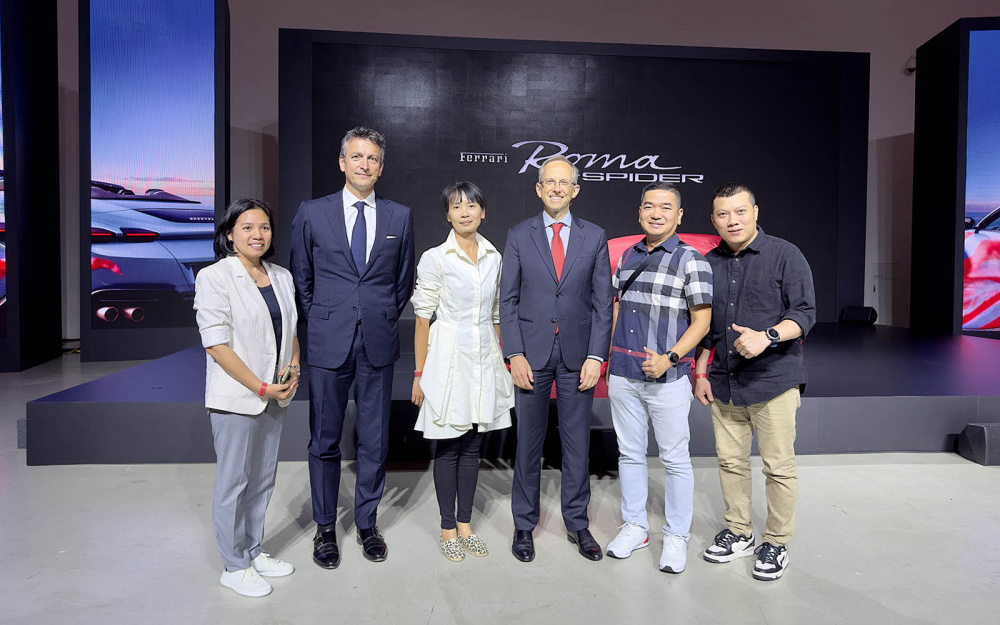 Đoàn phóng viên Việt Nam chụp ảnh lưu niệm cùng ông Benedetto Vigna - CEO Ferrari (giữa) và Ông Enrico Galliera - Giám đốc kinh doanh tiếp thị toàn cầu Ferrari nhân sự kiện ra mắt Roma Spider & Universo Ferrari lần đầu tiên được tổ chức tại khu vực châu Á
