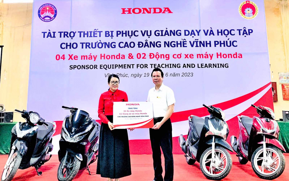 Bà Đỗ Thu Hoàng - Phó Tổng Giám đốc thứ nhất trao tặng thiết bị cho nhà trường