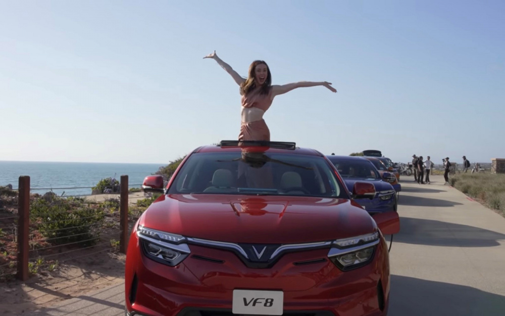 Sarah Funk thích thú với cửa sổ trời toàn cảnh trên VF 8 (Ảnh chụp từ clip)