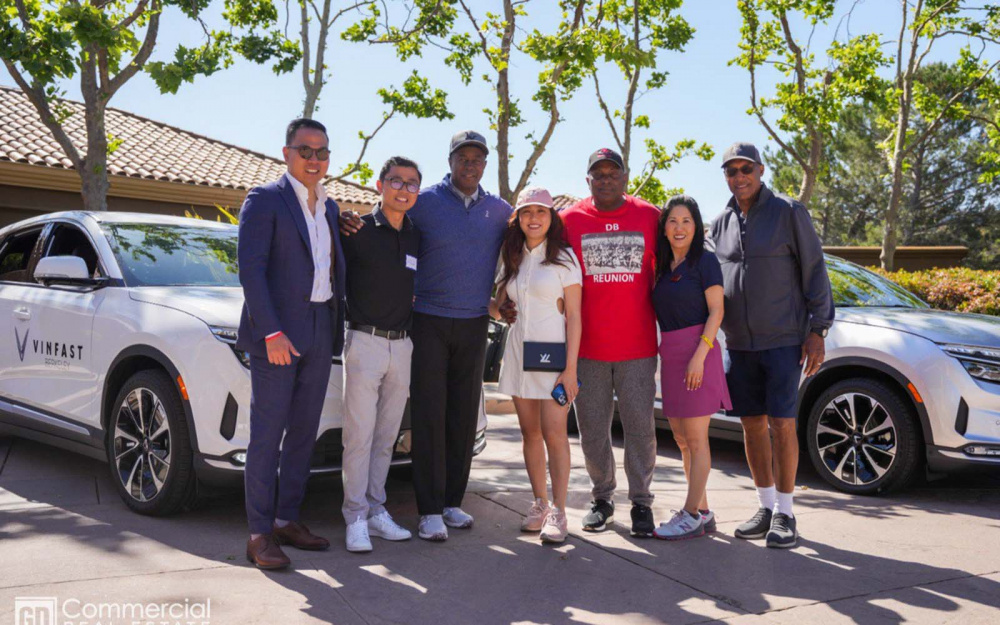 Dwight Hicks (thứ ba từ trái sang) và các chủ xe VinFast VF 8 tại sự kiện gây quỹ và giải Golf thường niên của VNARP