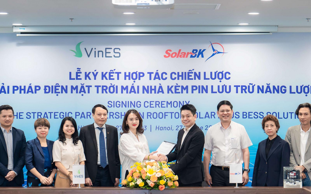 Lễ ký kết hợp tác chiến lược để thúc đẩy việc sử dụng giải pháp điện mặt trời mái nhà kèm pin lưu trữ năng lượng giữa VinESvaf SolarBK