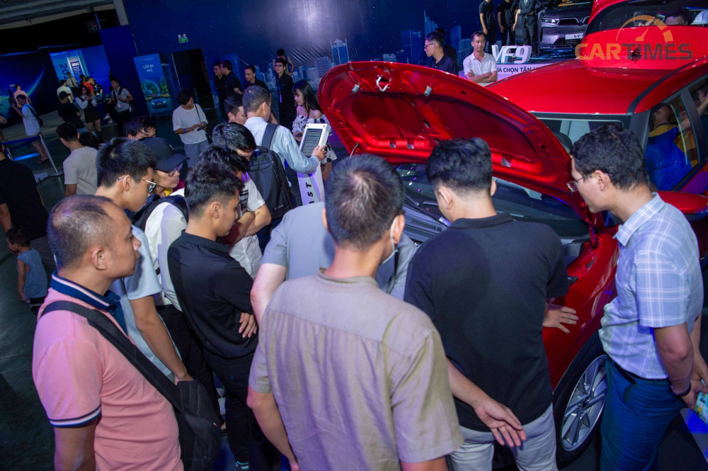 Mẫu xe VinFast VF5 luôn trong tình trạng kín người xem