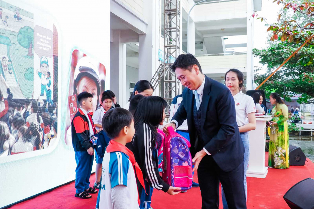 Ông Motofumi Marutani - Phó Tổng Giám đốc Công ty Honda Việt Nam trao thưởng cho nhóm em học sinh đạt giải Nhất trong phần thi Đào tạo lý thuyết
