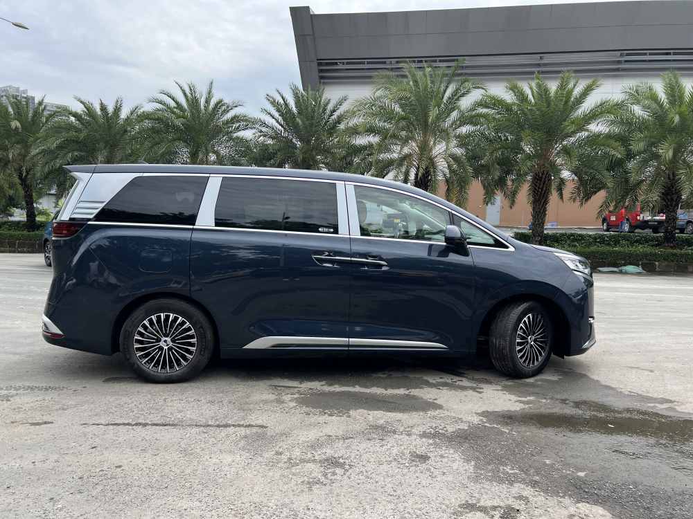 BYD Denza D9