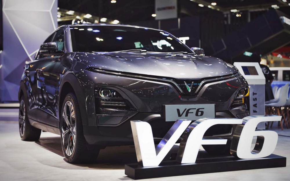 Dải đèn và logo chữ V là nét thiết kế đặc trưng của VinFast