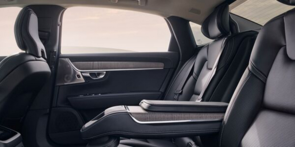 Không gian hàng ghế sau rộng rãi và cao cấp là thế mạnh vượt trội của Volvo S90 Recharge