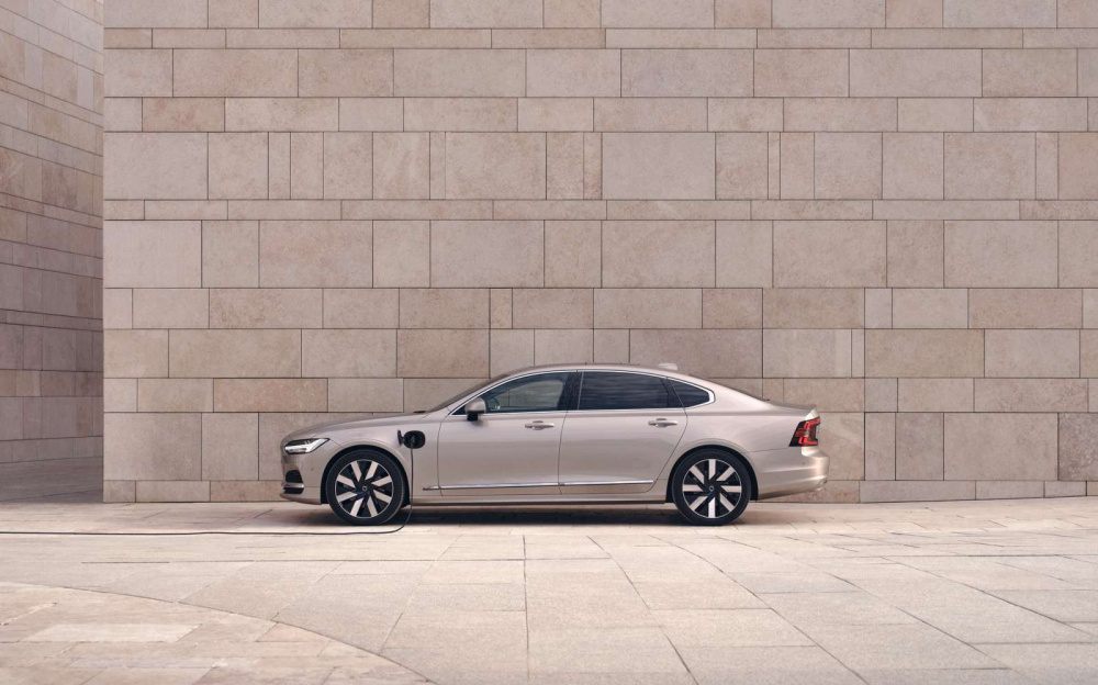 Volvo S90 Recharge là mẫu sedan hạng sang đầu tiên  sử dụng công nghệ Plug-in hybrid tại thị trường Việt Nam