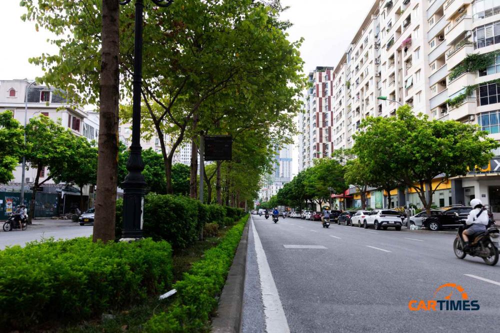 Dọc tuyến phố Trung Kính,cây được trồng mới đang ngày một phát triển tốt,che bóng mát cho 2 bên đường