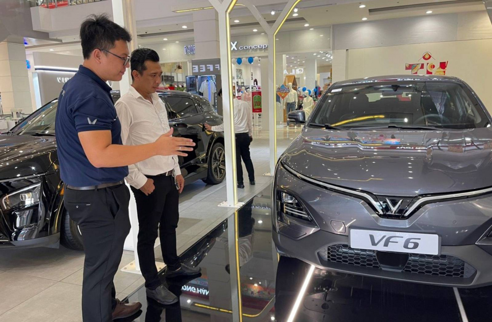 Người dùng “mục sở thị” VF 6 trưng bày tại showroom Long An