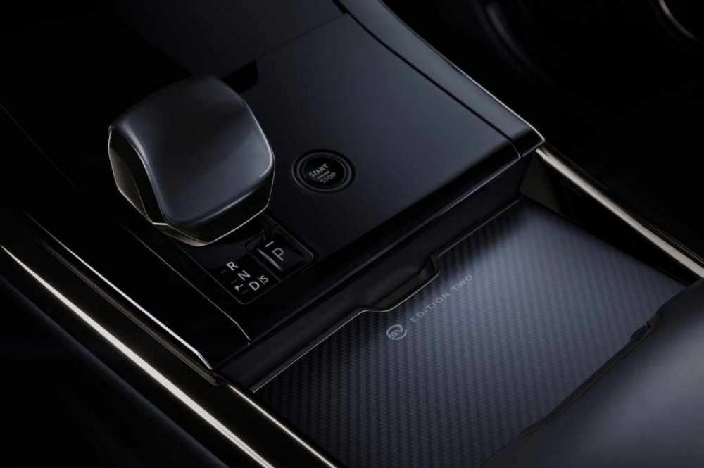 Thiết kế nội thất của Range Rover Sport SV tăng cường kết nối giữa xe và người lái