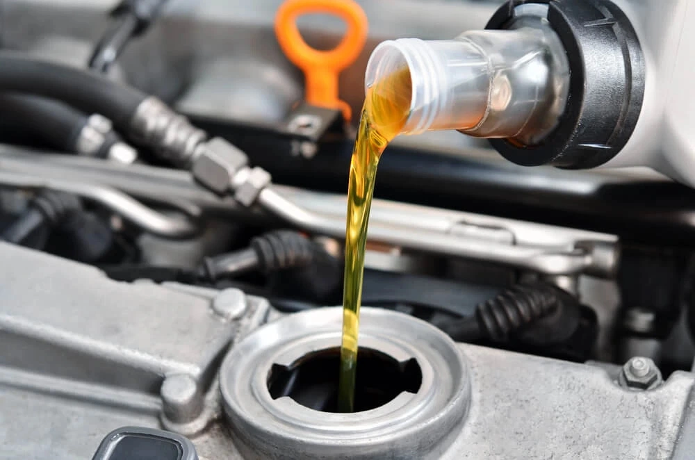 Mẹo thay dầu nhớt mà không cần chú ý đến số km, giúp phái nữ 'nhẹ đầu'