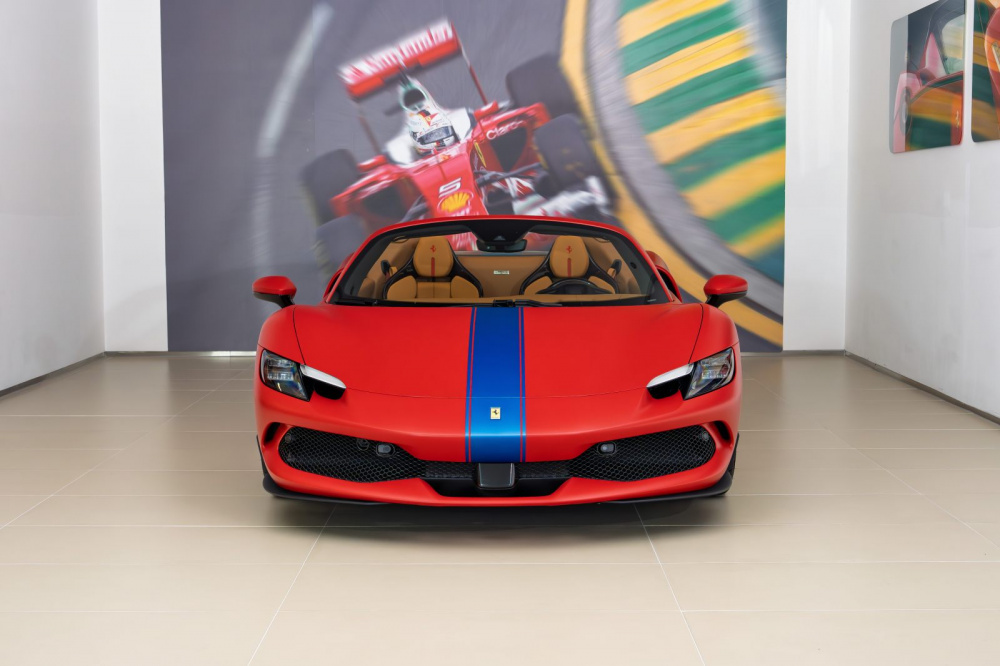 Ferrari 296 GTS màu đỏ