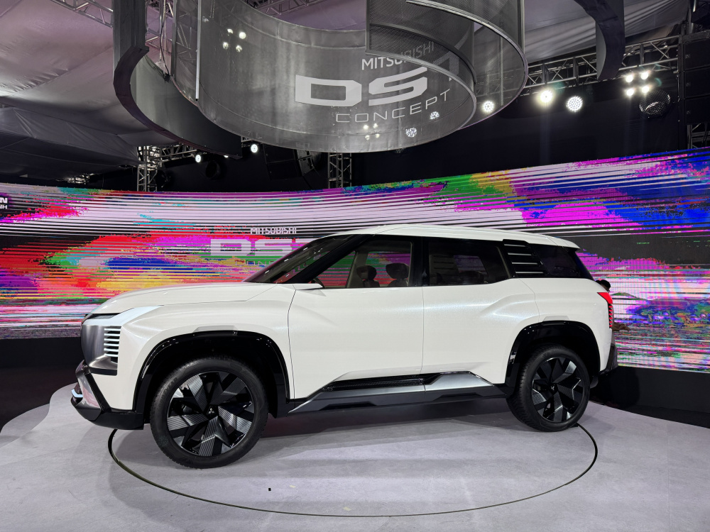 Phong cách thiết kế của cụm đèn LED trước và sau dễ gợi nhớ đến mẫu Xforce, chiếc SUV cỡ nhỏ đang bán tại Việt Nam. Thực tế, DST Concept khiến người xem liên tưởng đến một phiên bản Xforce kéo dài, với dáng vẻ trưởng thành và đậm chất SUV hơn.