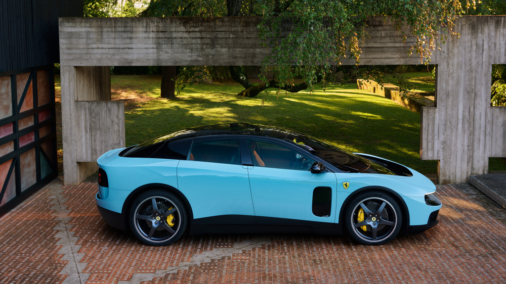 Siêu xe điện Ferrari Luce 1.050 mã lực ra mắt