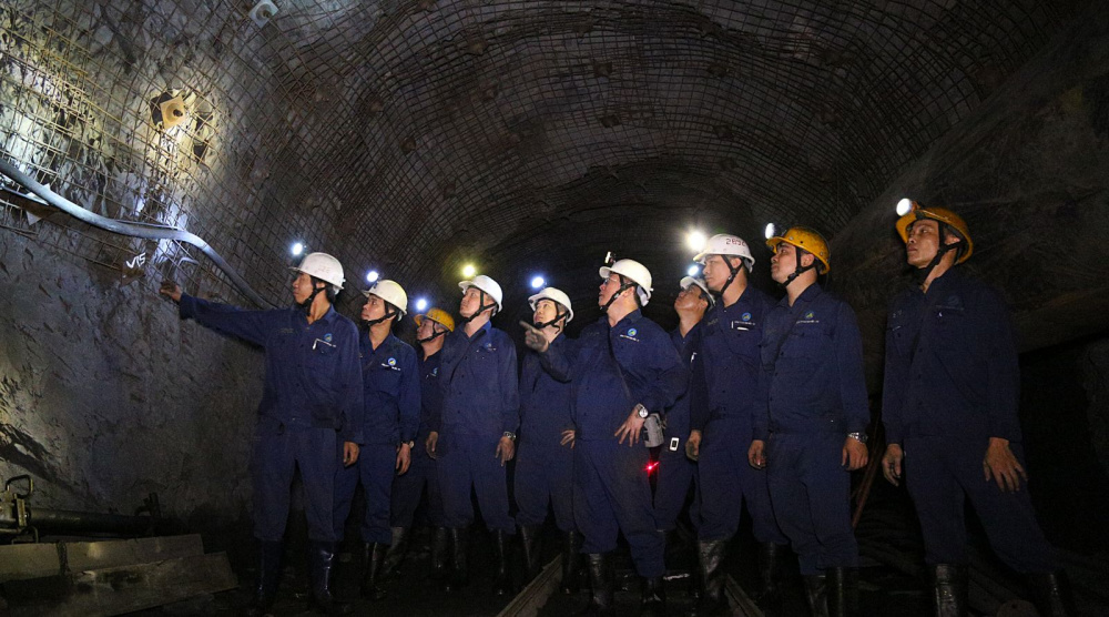 Lãnh đạo Công ty kiểm tra công tác chóng vì neo. Ảnh: Quốc Khương