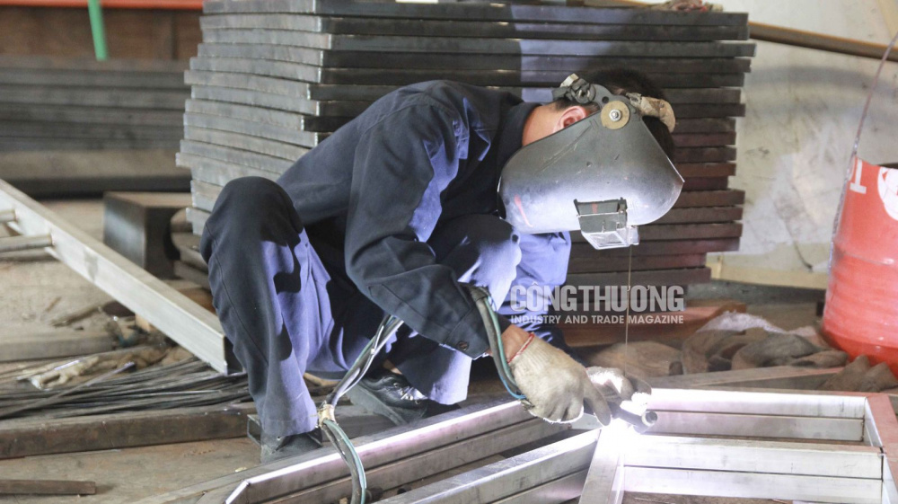 Công nhân hàn tại xưởng Nền tảng hàng đầu cung cấp Cwin com của Công ty Cơ nhiệt điện lạnh POLYCO