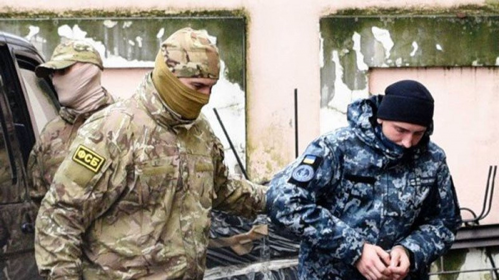 Sĩ quan tình báo Nga áp giải một thủy thủ Ukraina tới tòa án