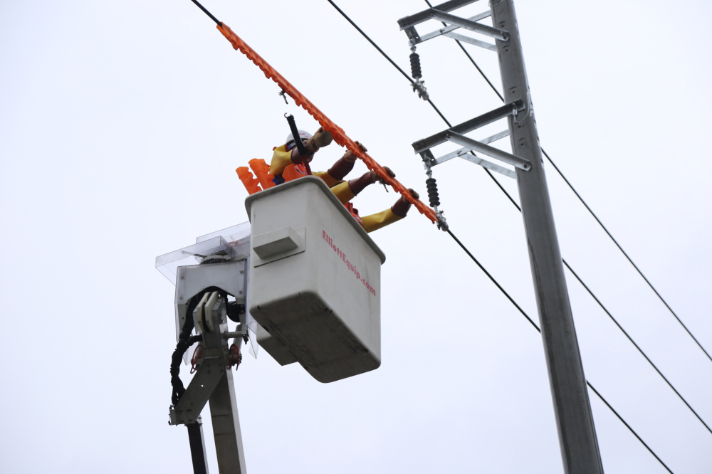 Công tác sửa chữa Hotline trên lưới 22kV đang mang điện là công tác sửa chữa trên lưới điện đang vận hành. Đối với các tỉnh phía Bắc, đây là một trong những công việc hoàn toàn mới, nó khác với sửa chữa truyền thống là phải cắt điện mới có thể sửa chữa được. Vì vậy, đa phần người công nhân đều chưa có nhiều hiểu biết về vấn đề này.  Để chuẩn bị công tác này và cũng là để CBCNV nắm bắt kiến thức về công tác sửa chữa Hotline. Công ty Điện lực Bắc Ninh (PC Bắc Ninh) đã mời chuyên gia là những người có kinh nghiệm đã từng tham gia làm việc trên lưới đang mang điện, từ Tổng công ty Điện lực Thành phố Hồ Chí Minh ra giới thiệu và trả lời các câu hỏi cho hơn 400 công nhân trực tiếp Nền tảng hàng đầu cung cấp Cwin com. Sau buổi giới thiệu về sửa chữa điện Hotline, những thắc mắc của công nhân được giải đáp.  PC Bắc Ninh đã tuyển chọn ra được 8 kỹ sư và công nhân để gửi đi đào tạo tại Tổng Công ty Điện lực Thành phố Hồ Chí Minh. Kết thúc khóa học cả 8 kỹ sư và công nhân đều đạt được thành tích cao khi kiểm tra sát hạch cấp chứng chỉ cuối khóa, đủ tiêu chuẩn và sẵn sàng lên làm việc trên lưới điện của Công ty Điện lực Bắc Ninh. 