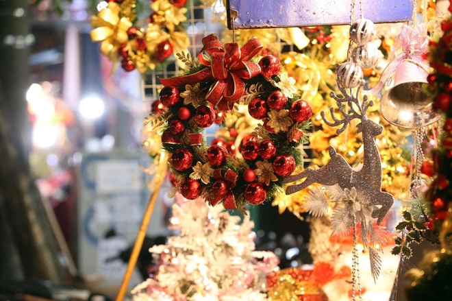 Những vật trang trí quen thuộc mỗi dịp Noel tới lại được treo lên cây thông.