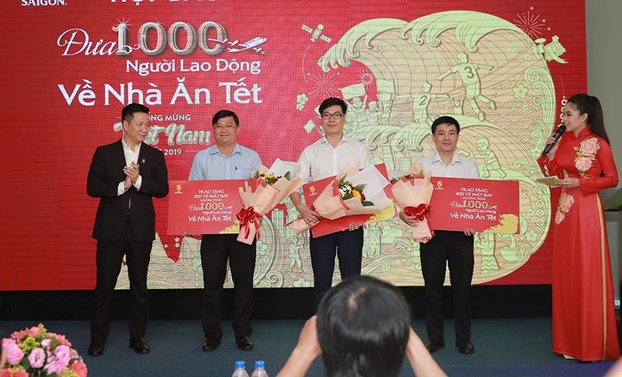 Ông Hoàng Đạo Hiệp trao biểu trưng  1.000 vé máy bay cho đại diện các tổ chức đoàn thể TP.HCM, Bình Dương, Đồng Nai
