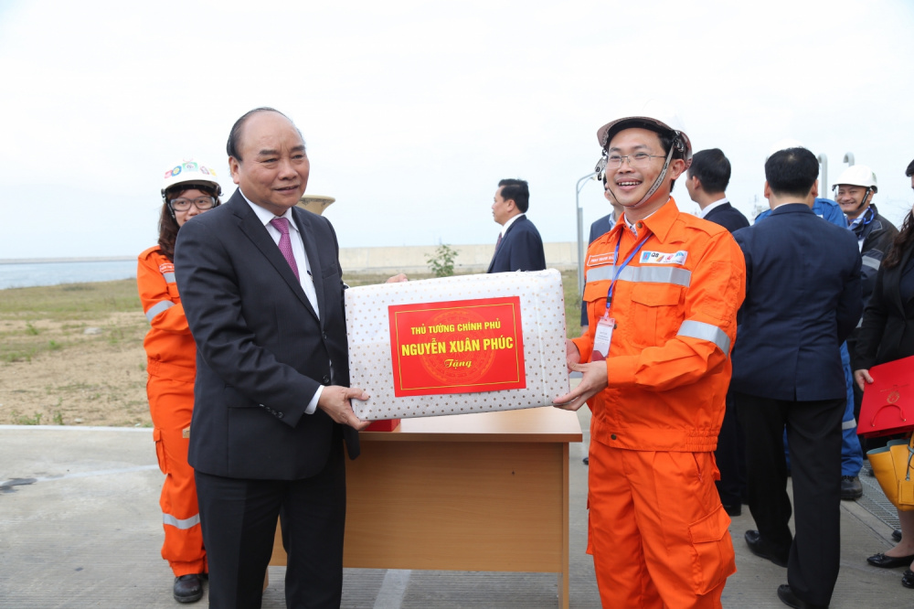 Thủ tướng Nguyễn Xuân Phúc tặng quà cán bộ, kỹ sư NSRP