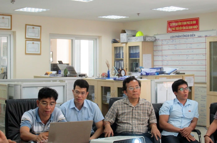 TS Hoàng Hồng Lĩnh (thứ 3 từ trái sang) - Chủ nhiệm đề tài đạt giải Sách vàng sáng tạo Việt Nam 2018 cùng các cộng sự Xí nghiệp Khoan và Sửa giếng