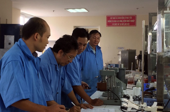 TS Hoàng Hồng Lĩnh (thứ 2 từ trái sang) cùng các kỹ sư làm việc tại Phòng Nghiên cứu của Xí nghiệp Khoan và Sửa giếng
