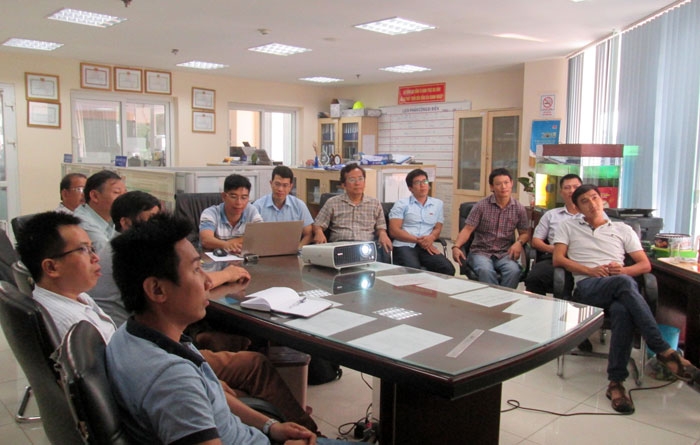 Các kỹ sư Ban Dung dịch Xí nghiệp Khoan và Sửa giếng đang nghe chuyên gia trình bày tại buổi hội thảo