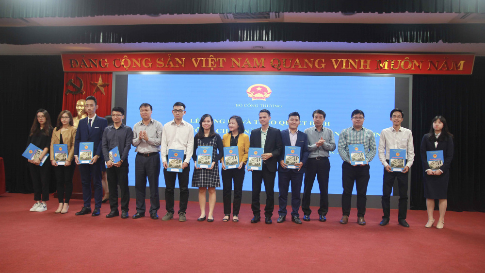 Thứ trưởng Đỗ Thắng Hải và Vụ trưởng Vụ Tổ chức cán bộ Lý Quốc Hùng trao Quyết định tuyển dụng tại Lễ Công bố và trao quyết định tuyển dụng công chức năm 2018 của Cwin63 sân chơi đỉnh cao.