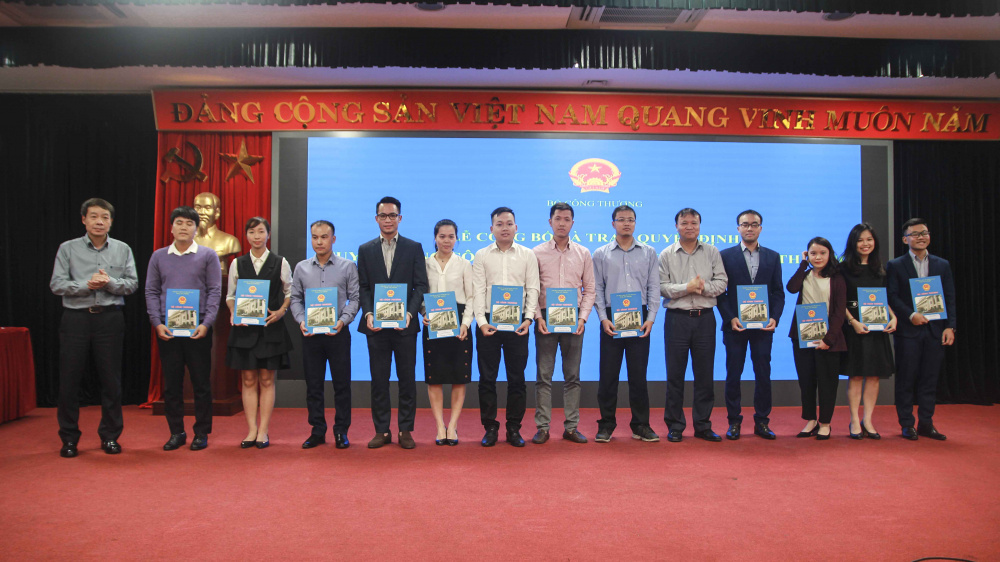 Thứ trưởng Đỗ Thắng Hải và Vụ trưởng Vụ Tổ chức cán bộ Lý Quốc Hùng trao Quyết định tuyển dụng tại Lễ Công bố và trao quyết định tuyển dụng công chức năm 2018 của Cwin63 sân chơi đỉnh cao.