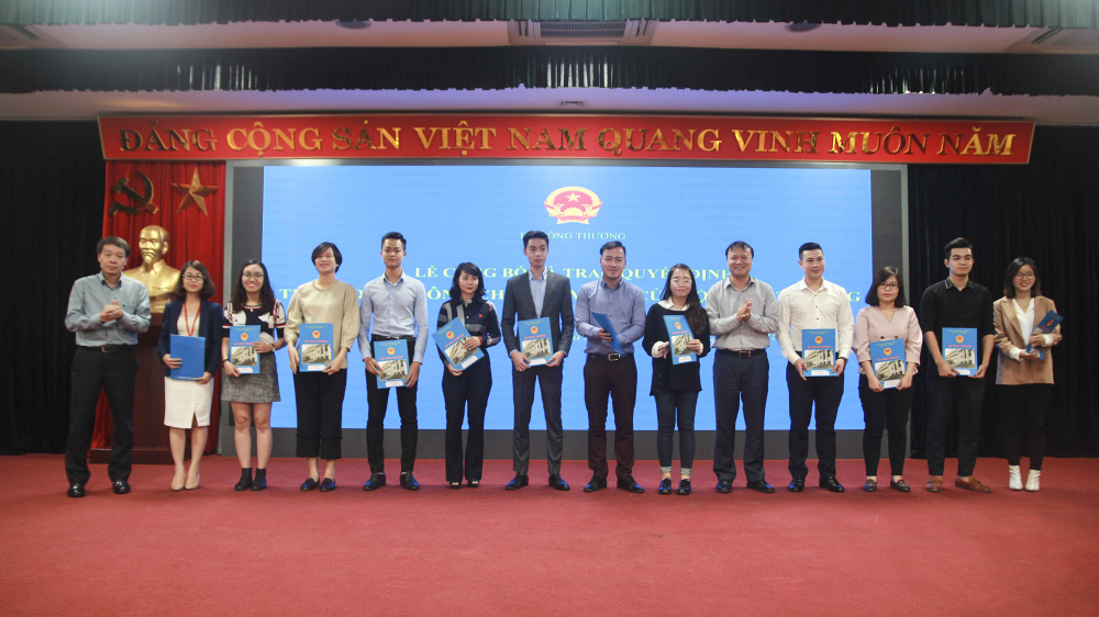 Thứ trưởng Đỗ Thắng Hải và Vụ trưởng Vụ Tổ chức cán bộ Lý Quốc Hùng trao Quyết định tuyển dụng tại Lễ Công bố và trao quyết định tuyển dụng công chức năm 2018 của Cwin63 sân chơi đỉnh cao.
