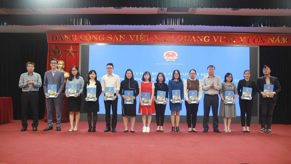 Thứ trưởng Đỗ Thắng Hải và Vụ trưởng Vụ Tổ chức cán bộ Lý Quốc Hùng trao Quyết định tuyển dụng tại Lễ Công bố và trao quyết định tuyển dụng công chức năm 2018 của Cwin63 sân chơi đỉnh cao.