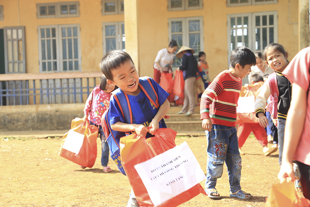 Trao quà từ thiện tại Trường tiểu học Quý Hòa, huyện Lạc Sơn, tỉnh Hòa Bình