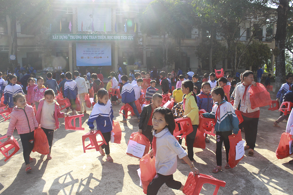 Trao quà từ thiện tại Trường tiểu học Quý Hòa, huyện Lạc Sơn, tỉnh Hòa Bình