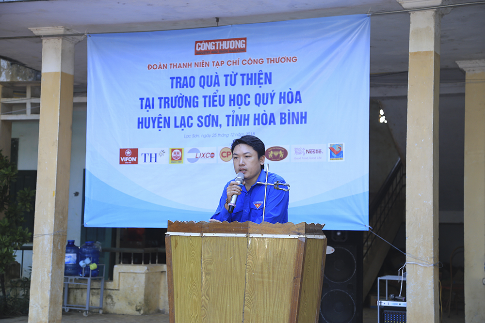 Trao quà từ thiện tại Trường tiểu học Quý Hòa, huyện Lạc Sơn, tỉnh Hòa Bình