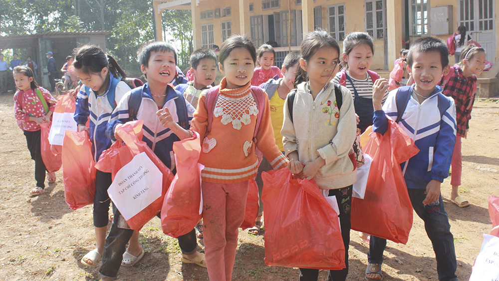 Trao quà từ thiện tại Trường tiểu học Quý Hòa, huyện Lạc Sơn, tỉnh Hòa Bình